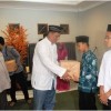 Ketua yayasan ITUS secara simbolis memberikan santuna kepada perwakilan anak yatim